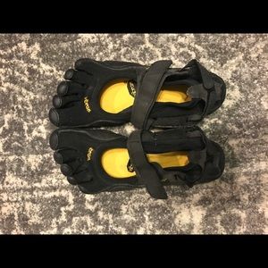 Women's Size 39 Vibram Fivefingers Shoes